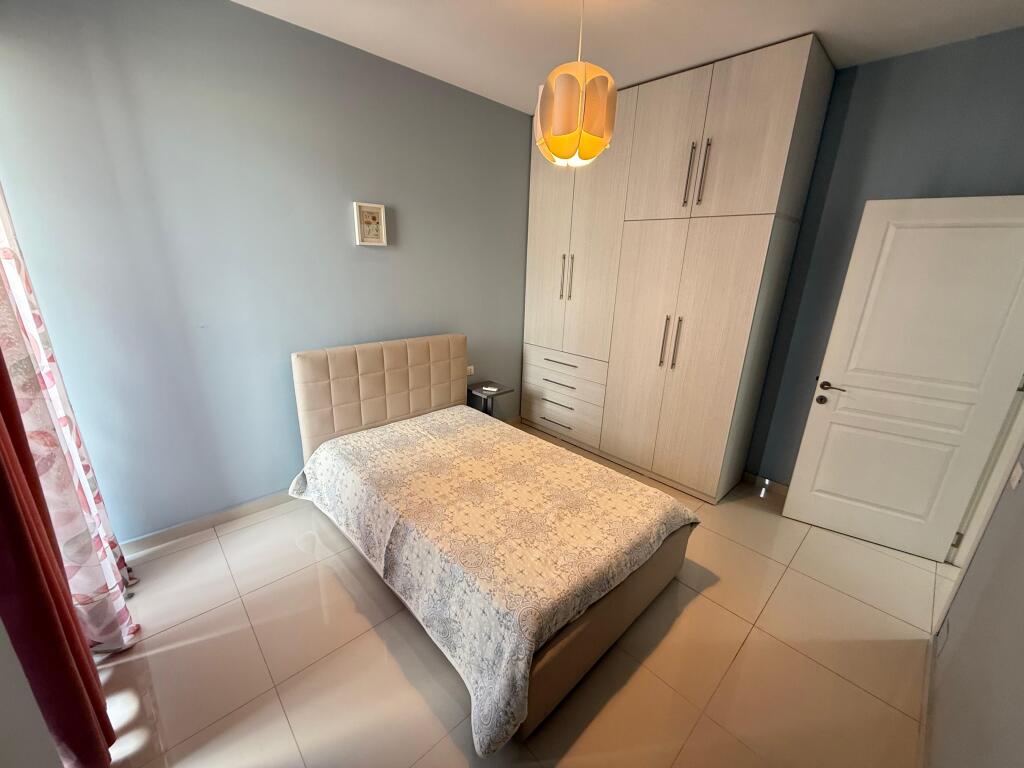 📣 QERA Apartament 2+1 Me 2 Tualete 📍 Kompleksi ASL 🛣️ Rruga "Kongresi i Manastirit" ✨   🏢 Ndertim i Ri  🪜 Kati 5 (Me Ashensor)  🛋️ Mobiluar Me Kushte Bashkekohore  🔹 2 Tualete, 2 Ballkone, Depo   💶 Cmimi 600 Euro Pak i Diskutueshem