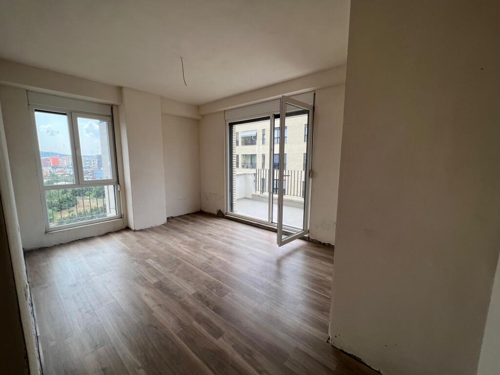 📣 QERA Apartament 3+1 Me 2 Tualete Dhe Verande 📍 Ish Fusha e Aviacionit ✨   🏢 Ndertim i Ri (Me Ashensor)  🪜 Kati 8 (Jo i Fundit)  📐 Siperfaqe 140 m2  🛋️ BOSH   💶 Cmimi 600 Euro