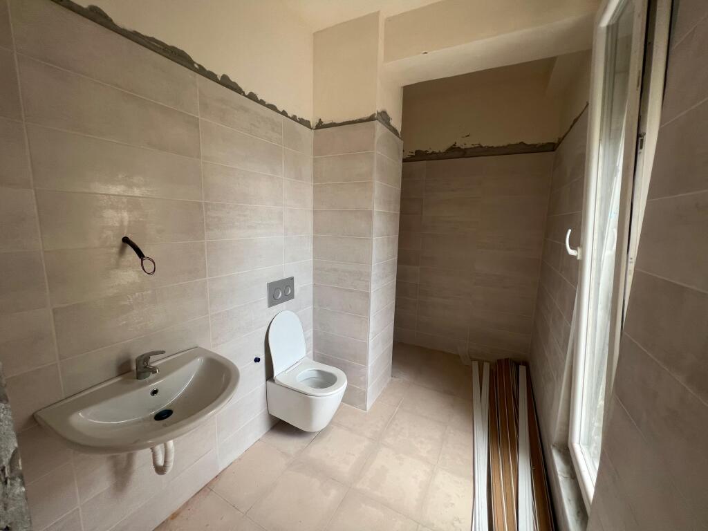 📣 QERA Apartament 3+1 Me 2 Tualete Dhe Verande 📍 Ish Fusha e Aviacionit ✨   🏢 Ndertim i Ri (Me Ashensor)  🪜 Kati 8 (Jo i Fundit)  📐 Siperfaqe 140 m2  🛋️ BOSH   💶 Cmimi 600 Euro