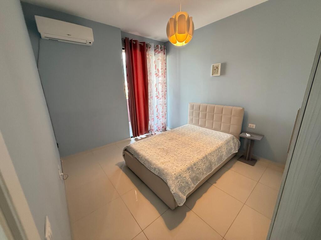 📣 QERA Apartament 2+1 Me 2 Tualete 📍 Kompleksi ASL 🛣️ Rruga "Kongresi i Manastirit" ✨   🏢 Ndertim i Ri  🪜 Kati 5 (Me Ashensor)  🛋️ Mobiluar Me Kushte Bashkekohore  🔹 2 Tualete, 2 Ballkone, Depo   💶 Cmimi 600 Euro Pak i Diskutueshem