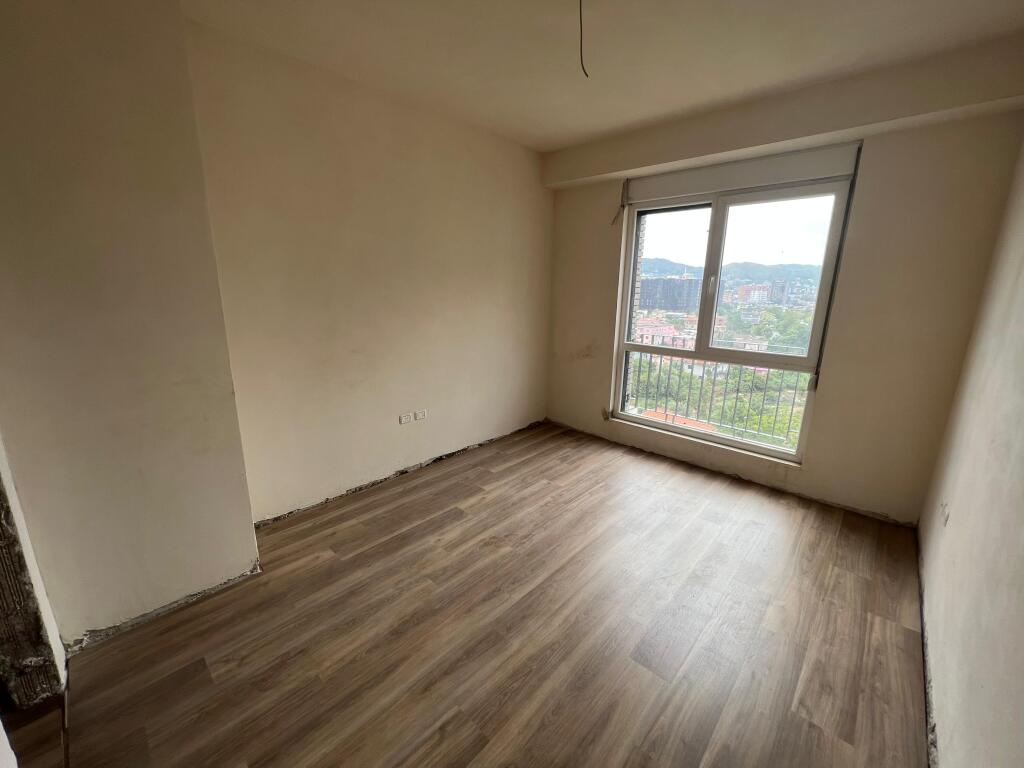 📣 QERA Apartament 3+1 Me 2 Tualete Dhe Verande 📍 Ish Fusha e Aviacionit ✨   🏢 Ndertim i Ri (Me Ashensor)  🪜 Kati 8 (Jo i Fundit)  📐 Siperfaqe 140 m2  🛋️ BOSH   💶 Cmimi 600 Euro