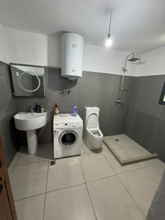 Shtepi private me qira 5 minuta nga Komuna