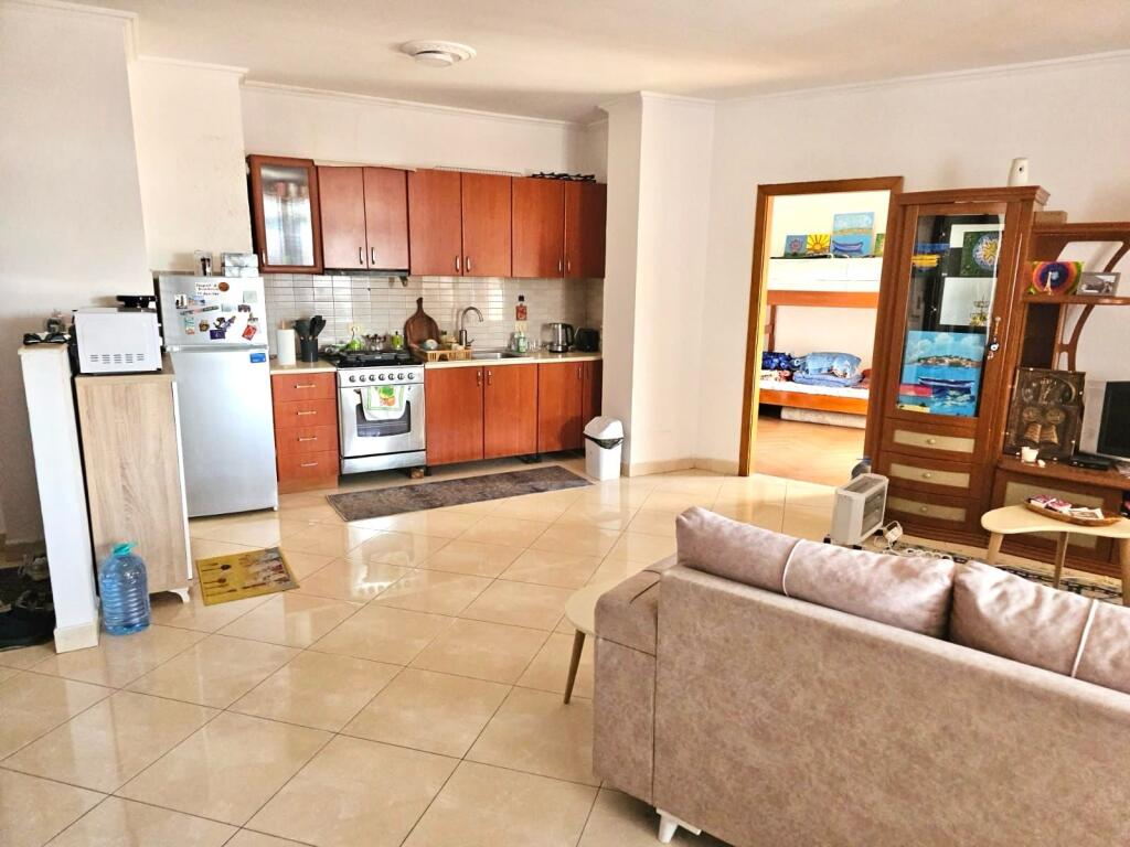 ✨2+1+Balcone (Via Barrikadave - di fronte a Lidhja e Prizrenit) 9° piano, Nuovo Edificio - Completato + Condizionatore  ▶Ampio appartamento 2+1+balcone (Via Barrikadave - di fronte alla scuola Lidhja e Prizrenit) 9° piano, Nuovo Edificio con ascensore | 112 m2 | Completato, arredamento di qualità | Condizionatore | 2 balconi | Con vista libera e luce naturale tutto il giorno  Q5348 B.M  ▶Dati della divisione:  - 2 camere da letto - 1 soggiorno + 1 cucina - 1 bagno - 1 balcone   - SUPERFICIE TOTALE: 112m2 - Superficie netta: 100m2 - PIANO:9 - PIANI DELL'EDIFICIO:10 - Nuovo edificio - Anno di costruzione: 2010 - ASCENSORE: Sì   ▶Caratteristiche:  Appartamento 2+1 con un grande balcone (112 m2) in posizione super Via Barrikadave di fronte alla scuola "Lidhja Prizrenit"  - 9° piano non ultimo - Edificio del 2010 - Arredato con tutto come in foto - Condizionatore - 2 balconi - Con vista libera e luce naturale tutto il giorno  Extra: ▶Vicino al centro di Tirana a 6 minuti a piedi, esce direttamente sulla tangenziale Su Via Barrikadave esce ai 9 piani ...   Prezzo: 600 Euro / ✨2+1+Balcone (Via Barrikadave - di fronte a Lidhja e Prizrenit) 9° piano, Nuovo Edificio - Completato + CondizionatoreMese  *Anticipo (GARANZIA CON IL PROPRIETARIO): 3 MESI  Telefono o WhatsApp: 