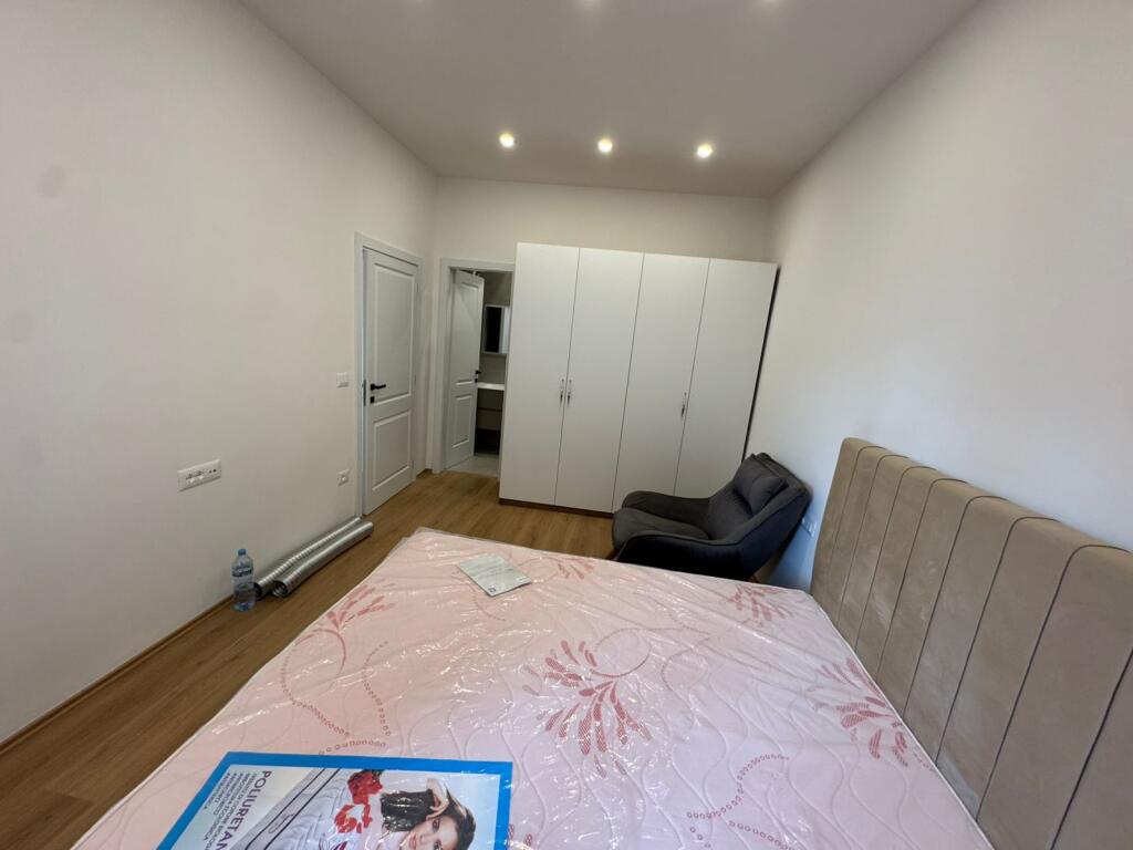 🏡 Jepet me qira – Apartament 1+1 (pa ballkon)  📍 Bllok, Sheshi Willson, Rruga Nikolla Tupe 🛋️ Mobilim i ri modern 🏢 Kati 4 – pallat pa ashensor  💶 700 €/muaj (i diskutueshëm)