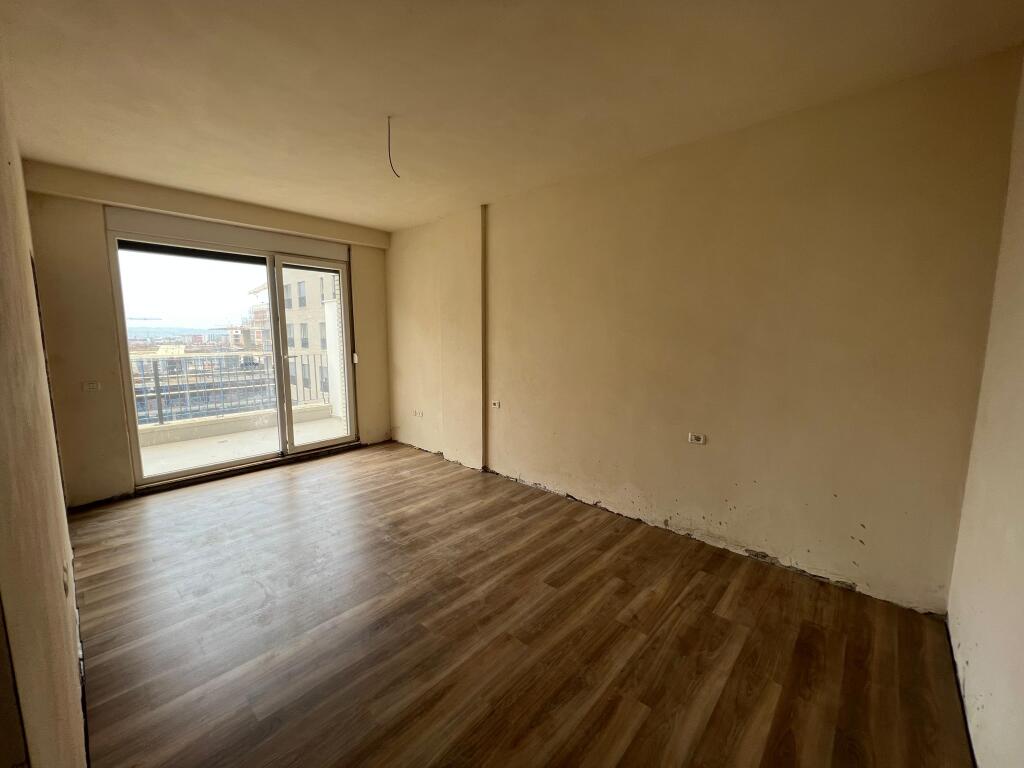 📣 QERA Apartament 3+1 Me 2 Tualete Dhe Verande 📍 Ish Fusha e Aviacionit ✨   🏢 Ndertim i Ri (Me Ashensor)  🪜 Kati 8 (Jo i Fundit)  📐 Siperfaqe 140 m2  🛋️ BOSH   💶 Cmimi 600 Euro