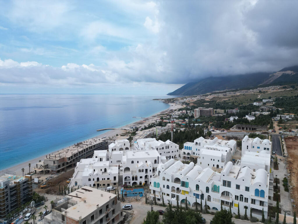 Terreno in vendita vicino alla strada vicino al mare a Dhermi
