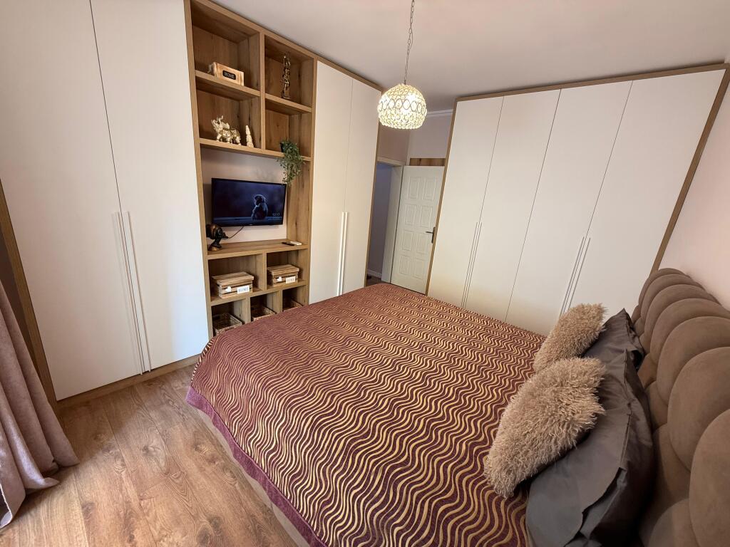📢 For Rent – Apartment 2+1 + Parking 📍 Bogdaneve Street, Tirana 🏢 3rd Floor, building without elevator 🛋️ Layout: 2 bedrooms, living room with kitchen, bathroom, balcony 🚗 Parking included 💶 Price: 700 €/month