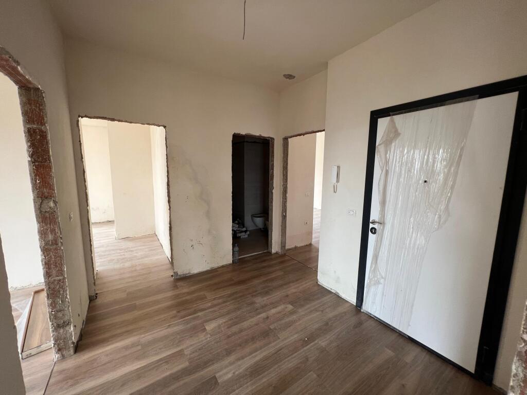📣 QERA Apartament 3+1 Me 2 Tualete Dhe Verande 📍 Ish Fusha e Aviacionit ✨   🏢 Ndertim i Ri (Me Ashensor)  🪜 Kati 8 (Jo i Fundit)  📐 Siperfaqe 140 m2  🛋️ BOSH   💶 Cmimi 600 Euro