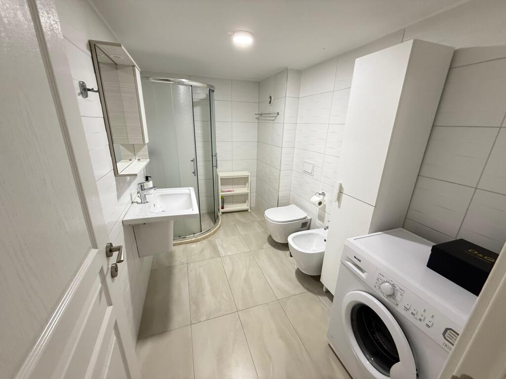 📣 QERA Apartament 2+1 Me 2 Tualete 📍 Kompleksi ASL 🛣️ Rruga "Kongresi i Manastirit" ✨   🏢 Ndertim i Ri  🪜 Kati 5 (Me Ashensor)  🛋️ Mobiluar Me Kushte Bashkekohore  🔹 2 Tualete, 2 Ballkone, Depo   💶 Cmimi 600 Euro Pak i Diskutueshem