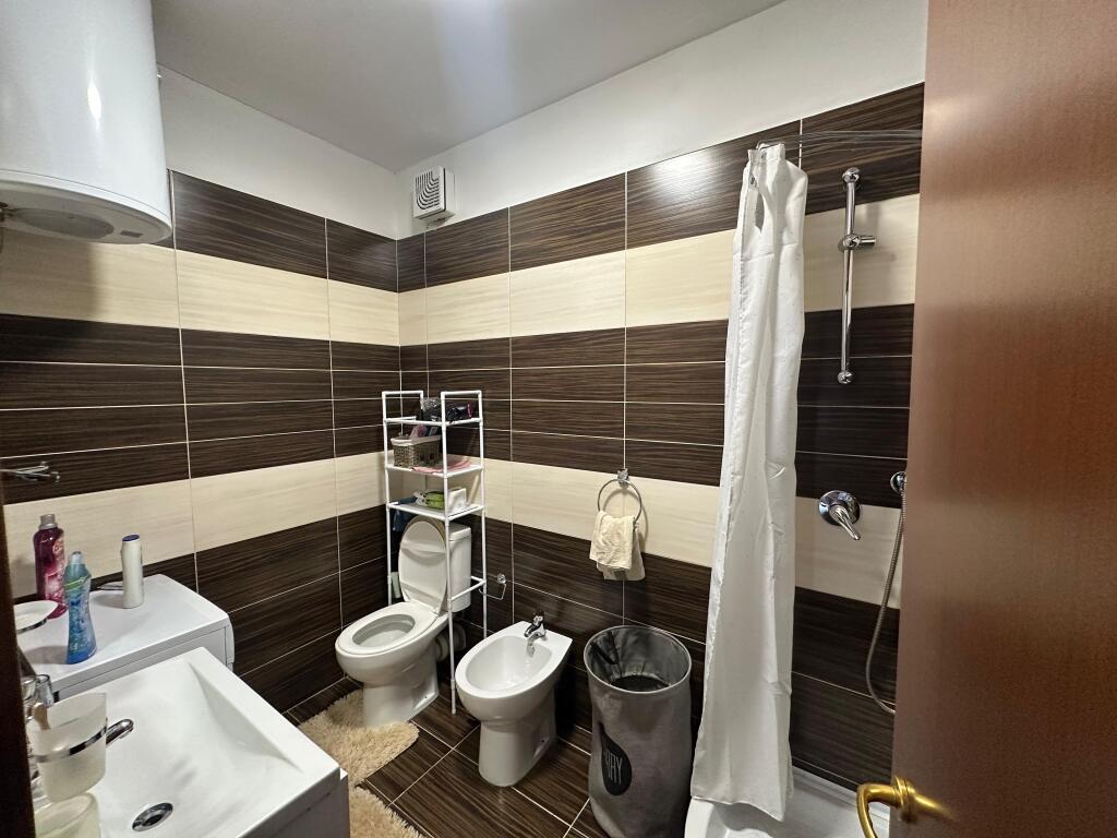 ✨Affitto Appartamento 2+1 +2 📍vicino al Ringu zogu i zi  7° piano palazzo con ascensore  ▪️Completamente arredato in condizioni moderne 💶Prezzo 1000 Euro