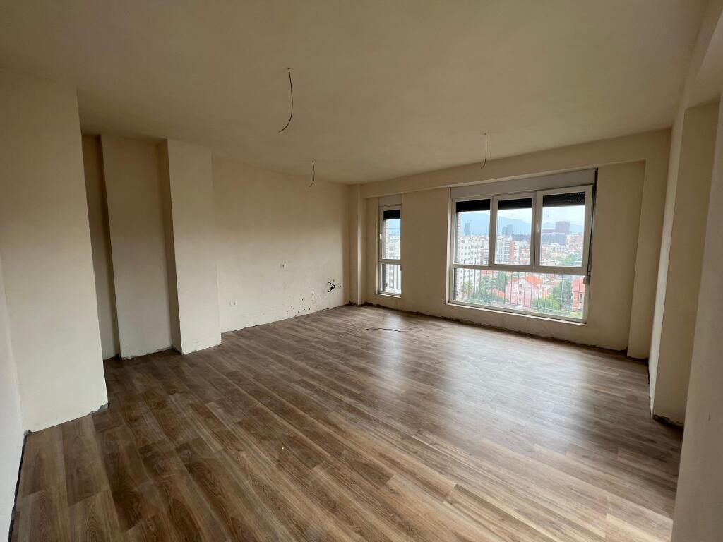 📣 QERA Apartament 3+1 Me 2 Tualete Dhe Verande 📍 Ish Fusha e Aviacionit ✨   🏢 Ndertim i Ri (Me Ashensor)  🪜 Kati 8 (Jo i Fundit)  📐 Siperfaqe 140 m2  🛋️ BOSH   💶 Cmimi 600 Euro