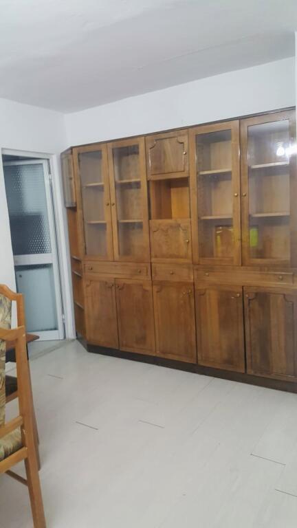 (Senza agenzia - 0 commissioni) Tirana, appartamento in affitto 2+1+Angolo cottura+bagno con finestra, 4º piano, 45.000 Lek (Ali Demi)