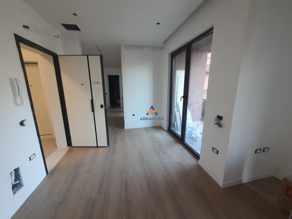 JEPET ME QERA ZYRE 1+1+BALLKON "GARDENJA, PRANE MYSLYM SHYRIT" 800 EURO.