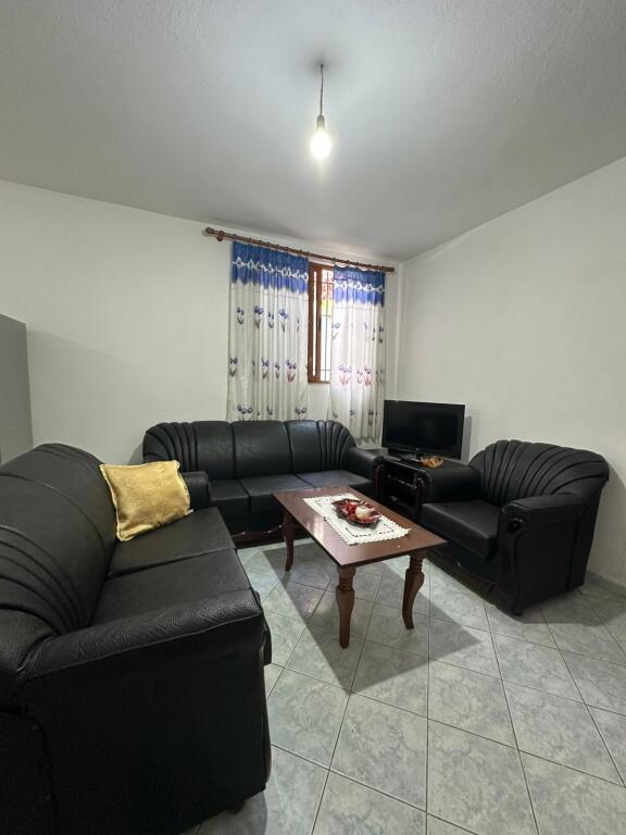 Jepet me qera shtepi  2+1 ne Selite 350