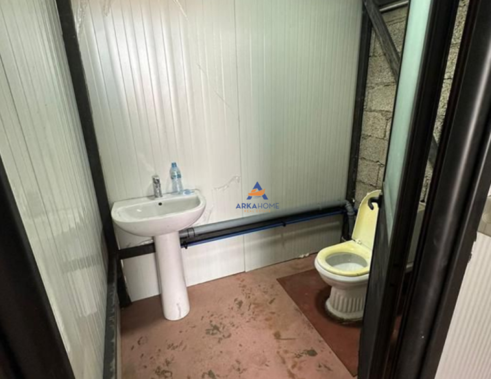 JEPET ME QERA KAPANON 350M2 "RRUGA E ZALLHERIT,BATHORE" 1300 EURO.