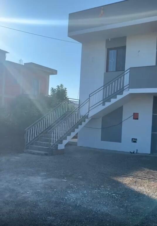 Vendesi Privato a 2 Piani in Vendita a Bathore, Kamëz