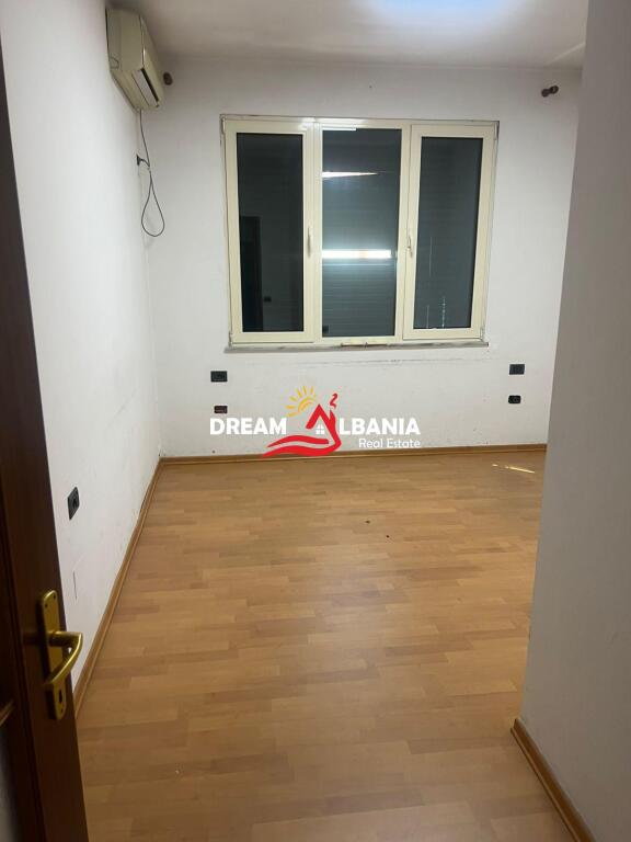 Ambjent bosh 3+1 me qera ne Qender prane Bulevardit Zogu i Pare (ID 4231263)