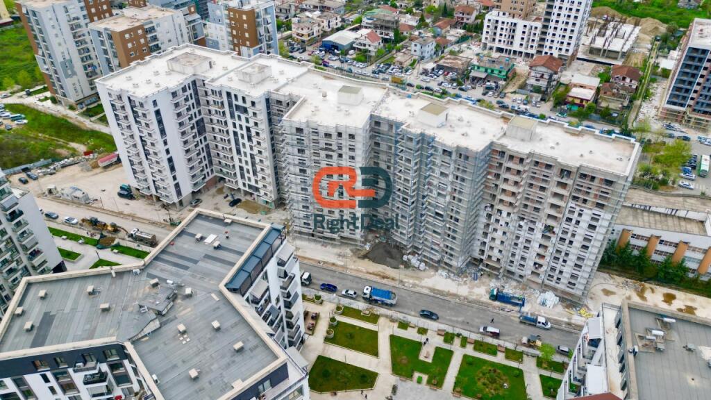 Tek Kompleksi Turdiu, Shitet Apartament 1+1 Me Hapesira Te Bollshme!!