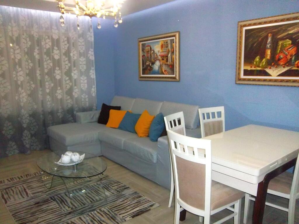 Rruga Ferit Xhajko,prane Ish Restorant Durresit ,jepet me qera apartament 1+1+garazhd,i mobiluar.  600 €
