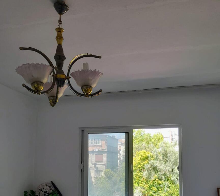 (Senza agenzia - 0 commissioni) Tirana, appartamento in affitto 2+1+Angolo cottura+bagno con finestra, 4º piano, 45.000 Lek (Ali Demi)