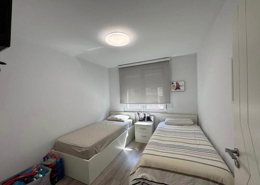 Jepet me qera apartament i tipologjise 2+1, me dy ballkone ne nje nga zonat me te preferuara te Tiranes, ne Bllok, rruga ''Vaso Pasha'', ne vleren 110,000 leke ne muaj. Apartamenti ndodhet neBllok