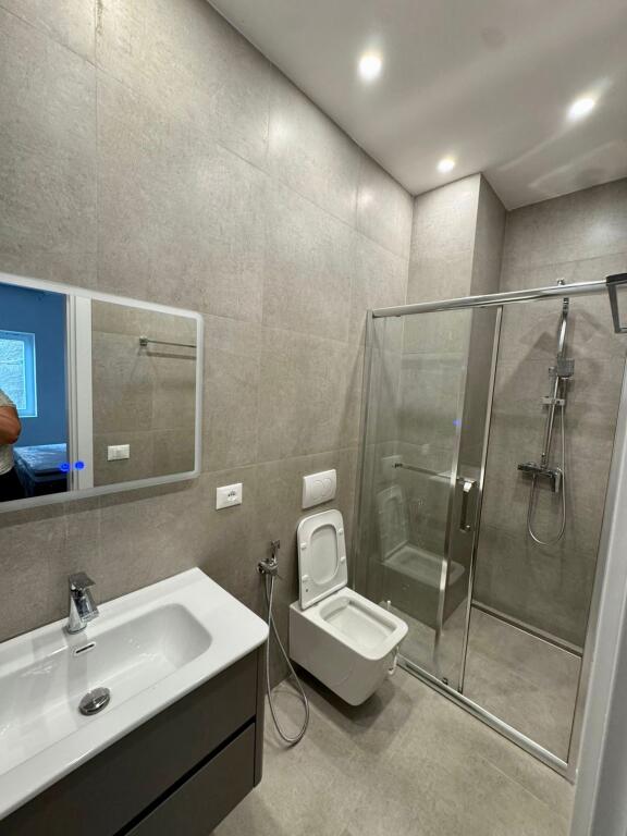 🏡 Jepet me qira – Apartament 1+1, Sheshi Willson
