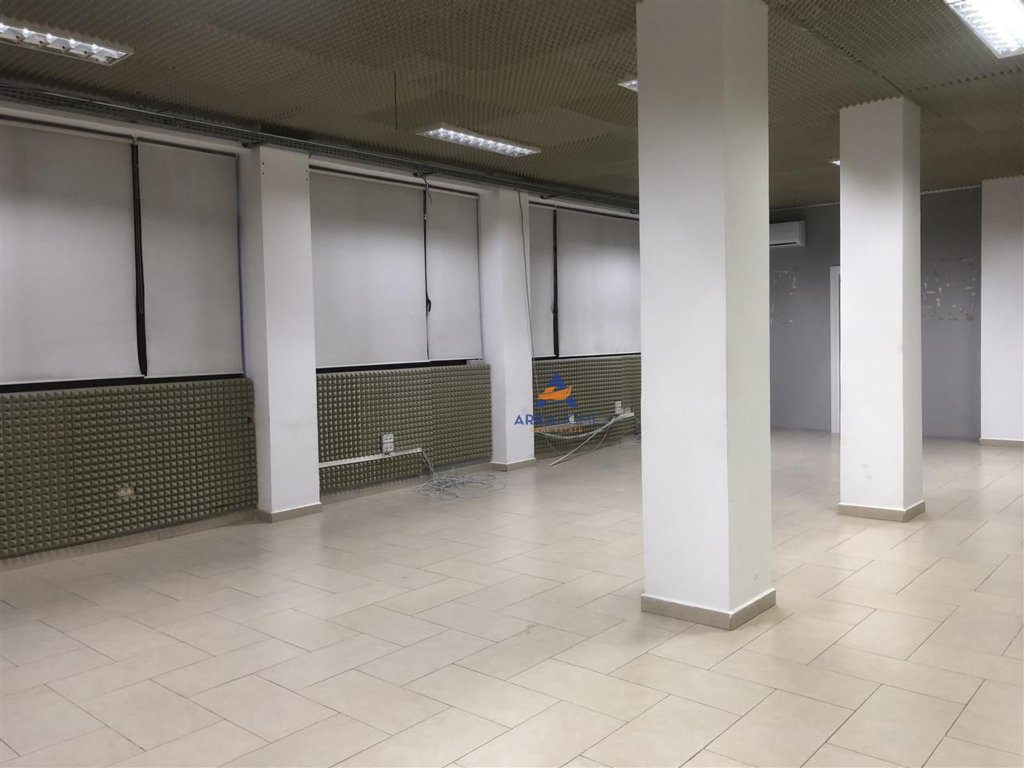 JEPET ME QERA ZYRE 350M2 "RRUGA PJETER BUDI" 3000 EURO NETO.