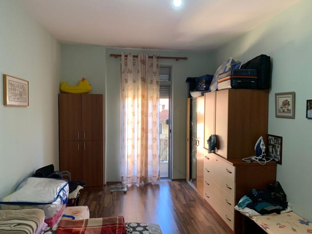 Shitet Apartament 2+1+2 tualete ne Kinostudio te fizika berthamore