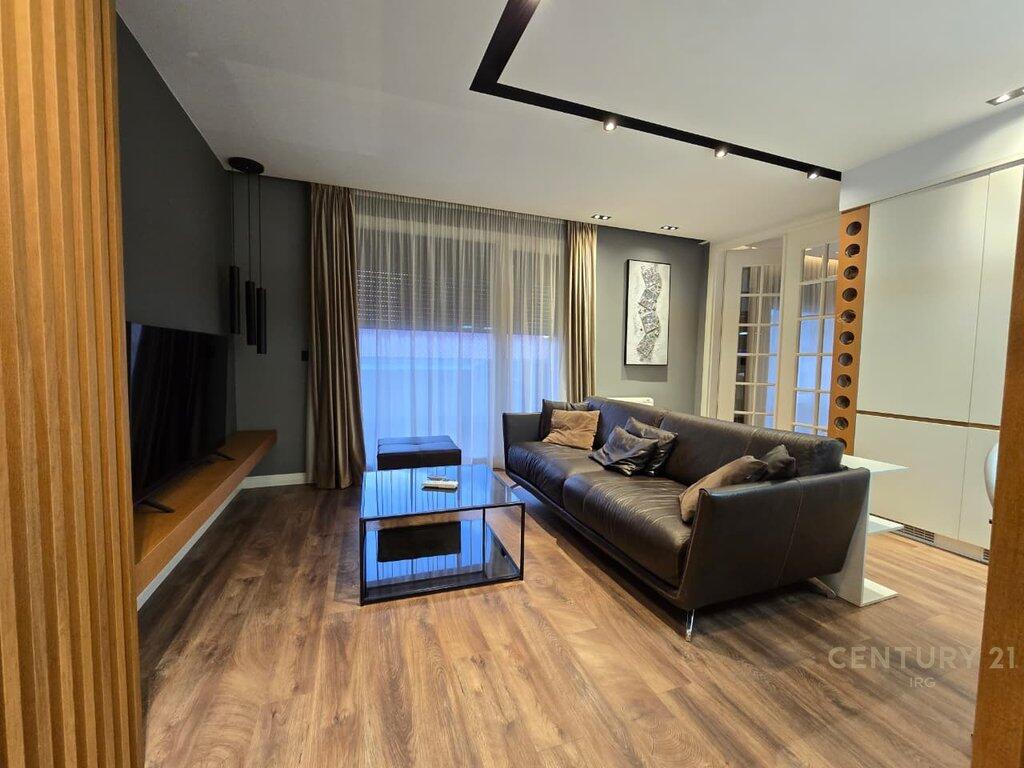 Shitet Apartament Premium 2+1 me Verandë në Qendër të Tiranës!