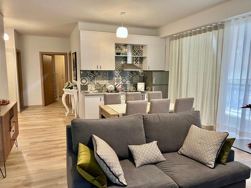 Jepet me qira apartament 2+1 + post parkimi tek kompleksi Delijorgji – Jetesë komode në një nga zonat më të preferuara të Tiranës!