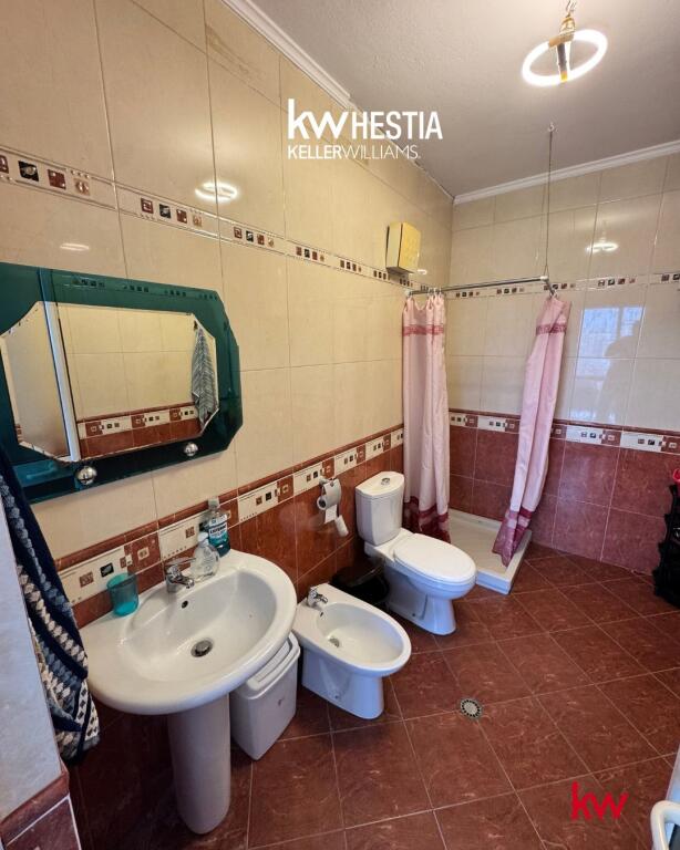 Me qira – Apartament 2+1, Qendër Rruga e Barrikadave