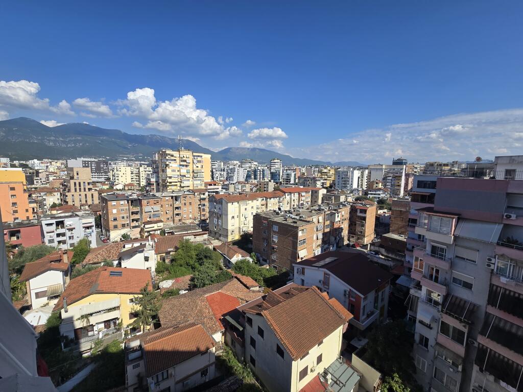 *APARTAMENT 2+1+Verande | ME QIRA | Rruga e Barrikadave*
