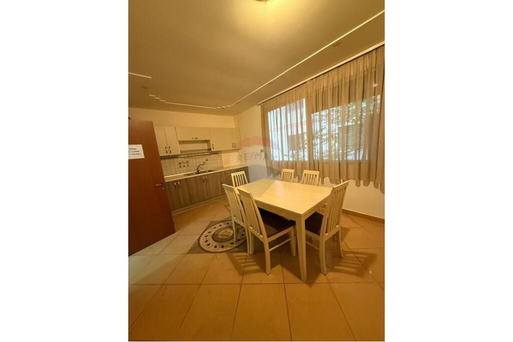 -Spazio ufficio 5+1+2 in affitto a Bllok-