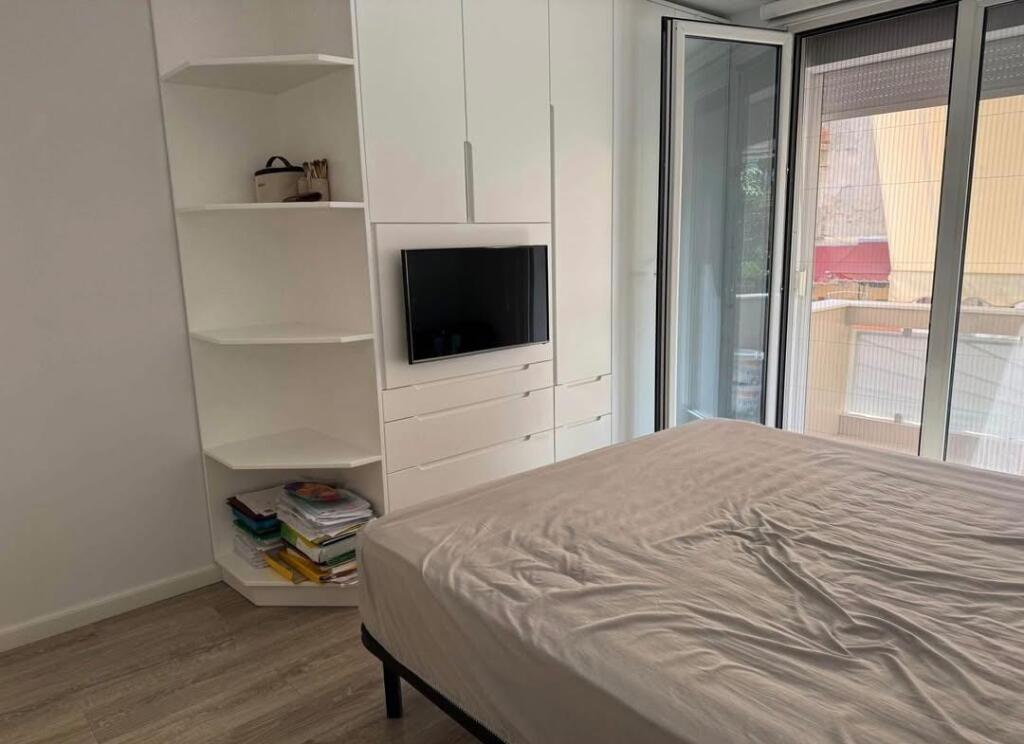 Jepet me qera apartament i tipologjise 2+1, me dy ballkone ne nje nga zonat me te preferuara te Tiranes, ne Bllok, rruga ''Vaso Pasha'', ne vleren 110,000 leke ne muaj. Apartamenti ndodhet neBllok