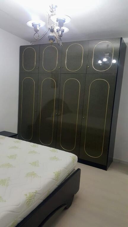 (Senza agenzia - 0 commissioni) Tirana, appartamento in affitto 2+1+Angolo cottura+bagno con finestra, 4º piano, 45.000 Lek (Ali Demi)