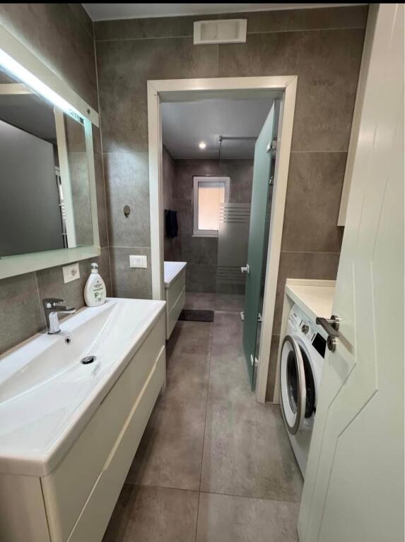 Jepet me qera apartament i tipologjise 2+1, me dy ballkone ne nje nga zonat me te preferuara te Tiranes, ne Bllok, rruga ''Vaso Pasha'', ne vleren 110,000 leke ne muaj. Apartamenti ndodhet neBllok