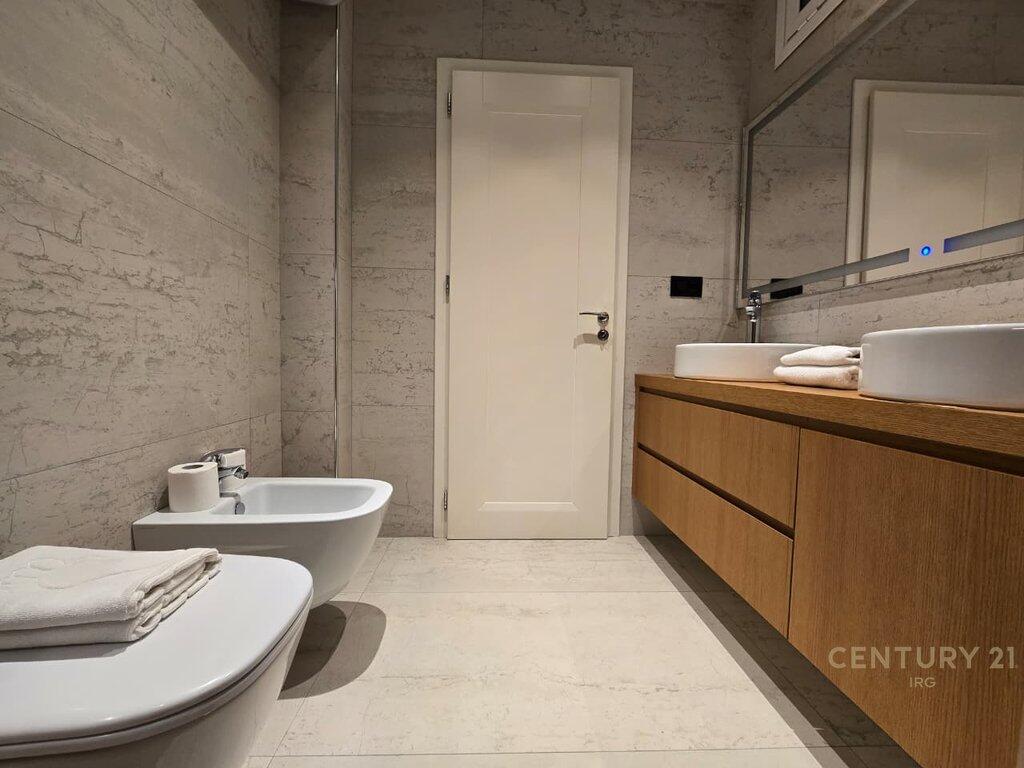 Shitet Apartament Premium 2+1 me Verandë në Qendër të Tiranës!