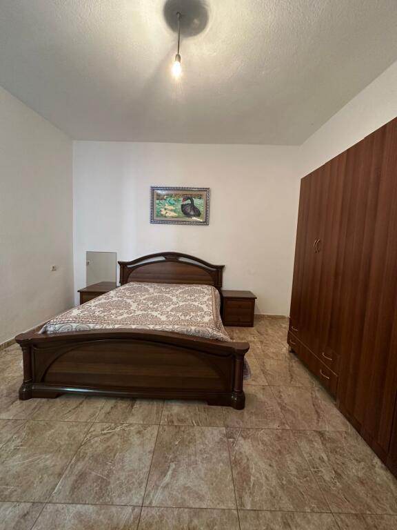 Jepet me qera shtepi  2+1 ne Selite 350