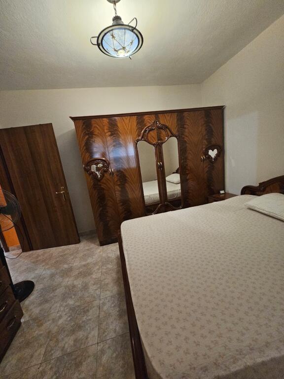 2+1,i mobiluar te lulishtja te komuna,cmimi 600 euro