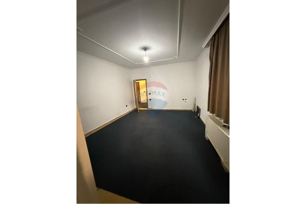 Tirane, locale commerciale in affitto 2° piano, 182 m² 1.500 € (ID: 530291049-14)