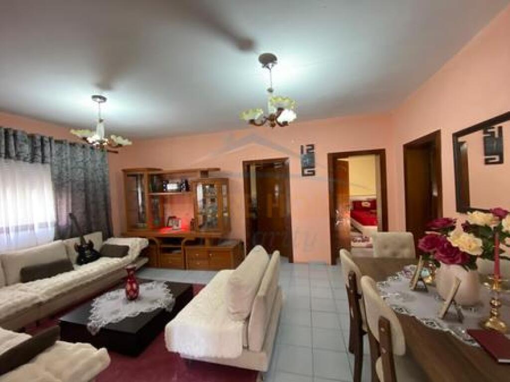 In vendita, Casa privata su 3 piani, Fresku, Tirana