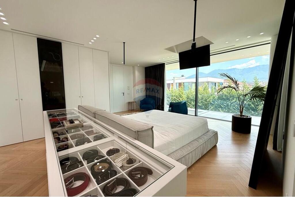 Luxury villa for sale near TEG!