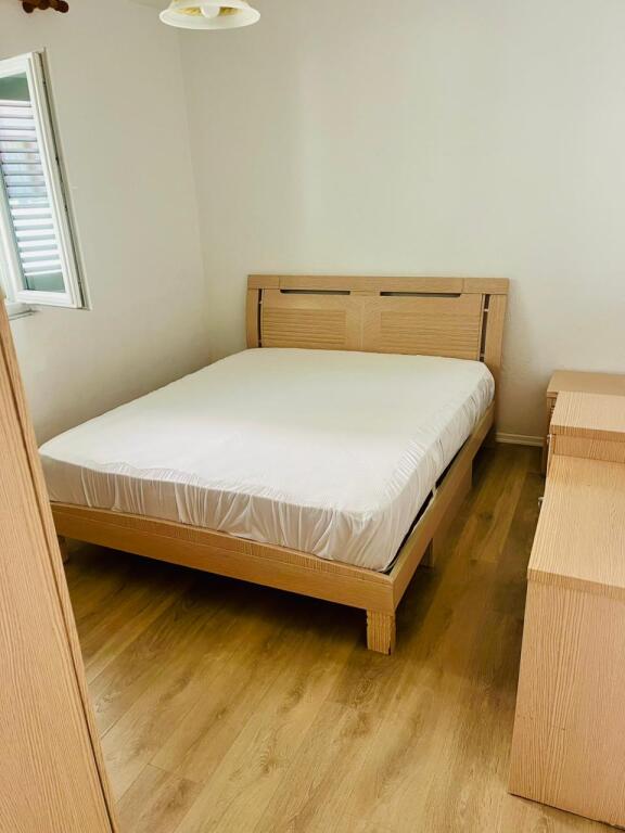 🏢Qyteti Studenti,prane Shkolles 9 -vjecare Bashkim Fino, jepet me qera kati i I-re i nje shtepie private1+1,i mobiluar.500€