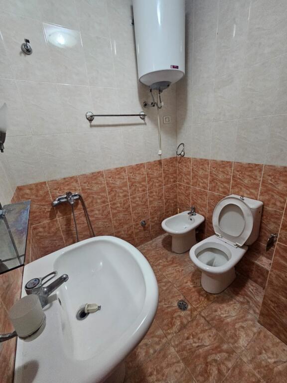 2+1,i mobiluar te lulishtja te komuna,cmimi 600 euro