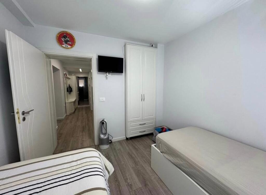 Jepet me qera apartament i tipologjise 2+1, me dy ballkone ne nje nga zonat me te preferuara te Tiranes, ne Bllok, rruga ''Vaso Pasha'', ne vleren 110,000 leke ne muaj. Apartamenti ndodhet neBllok