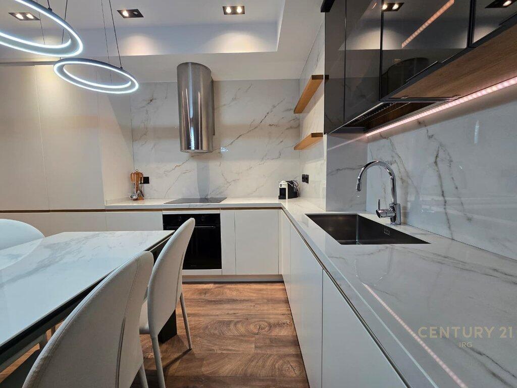 Shitet Apartament Premium 2+1 me Verandë në Qendër të Tiranës!
