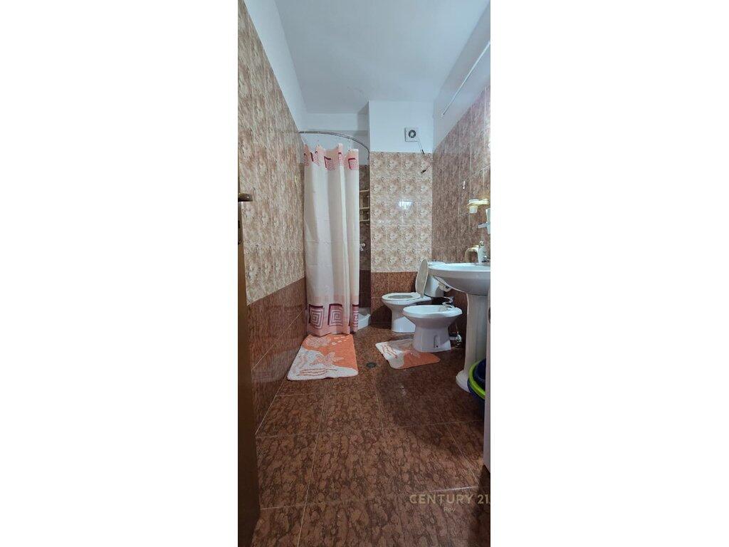 JEPET APARTAMENT 2+1 ME QIRA NE QENDER TE DURRESIT !!!