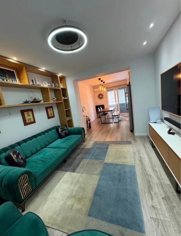 Jepet me qera apartament i tipologjise 2+1, me dy ballkone ne nje nga zonat me te preferuara te Tiranes, ne Bllok, rruga ''Vaso Pasha'', ne vleren 110,000 leke ne muaj. Apartamenti ndodhet neBllok