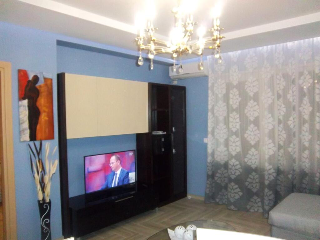 Rruga Ferit Xhajko,prane Ish Restorant Durresit ,jepet me qera apartament 1+1+garazhd,i mobiluar.  600 €