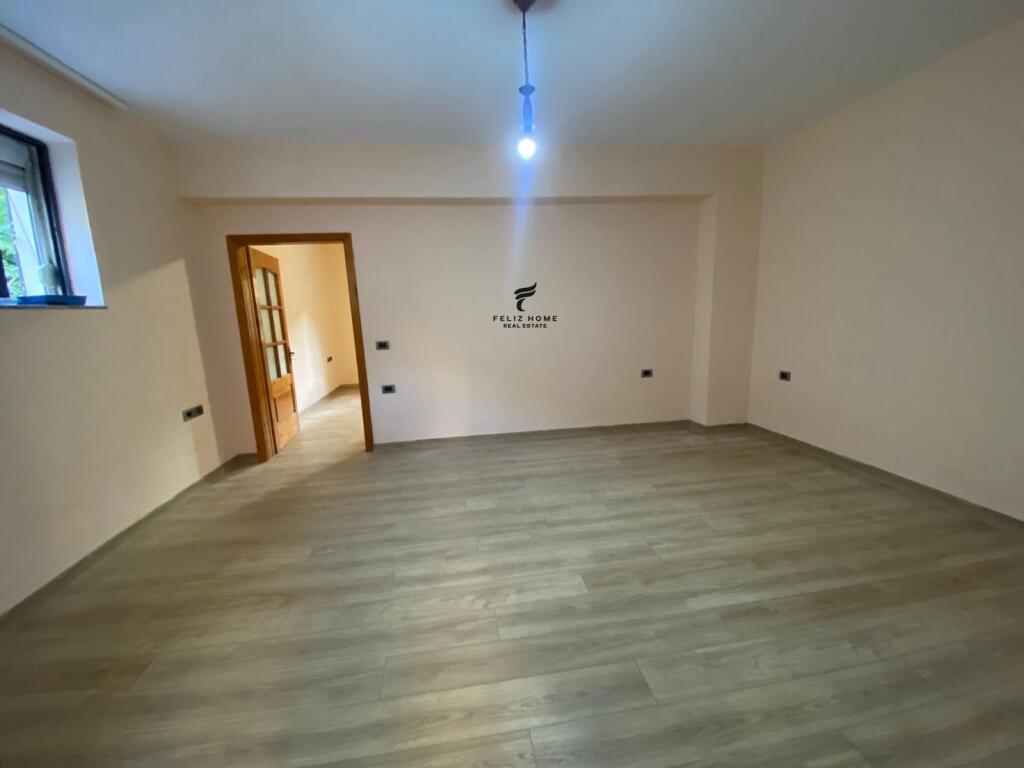 UFFICIO IN AFFITTO 65M2 VIA KAVAJES 400 EURO